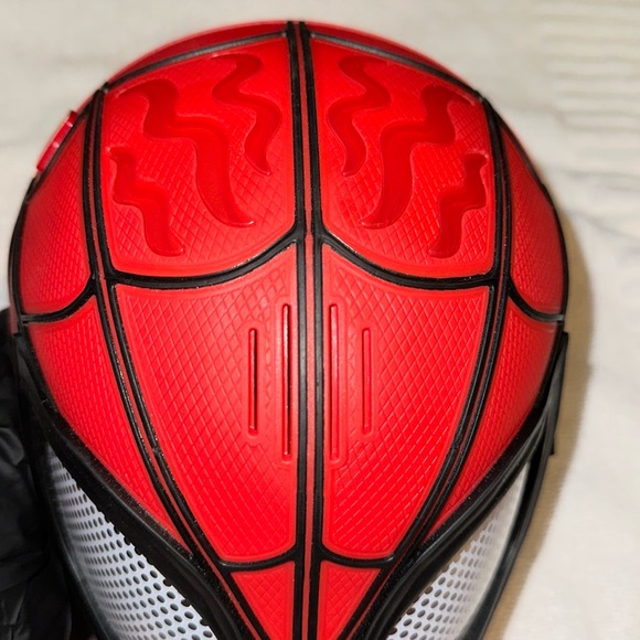 DISNEYPARKS MARVEL EXCLUSIVE- SPIDERMAN LIGHT UP BRAIN 😆 AND TALKING MASK - Picture 9 of 10